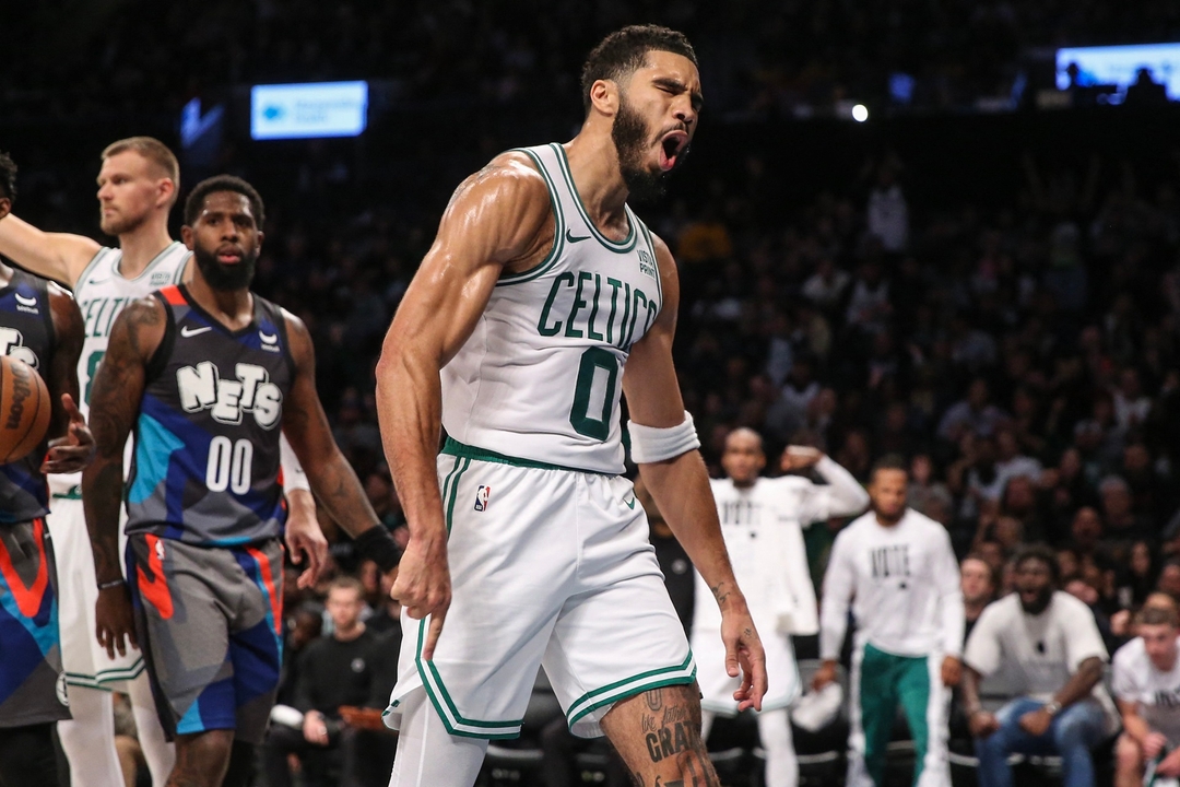 Photo de Jayson Tatum en action sur le terrain, avec plus de 10 000 points inscrits en carrière